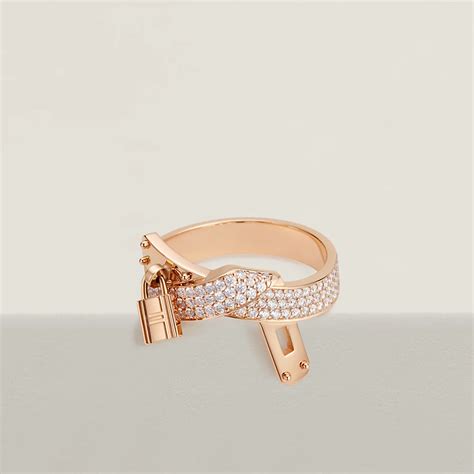 Kelly Gavroche ring .